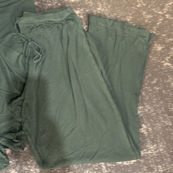 Pjs Set (3) Piece Short Sleeve Top Shorts Pants Large Green - Picture 3 of 5